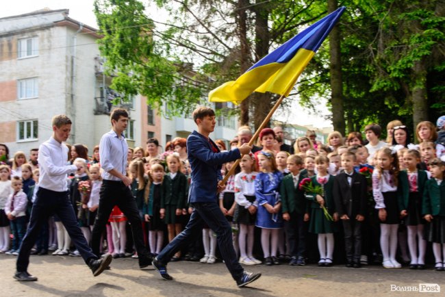 Без пафосу, але з патріотизмом: останній дзвоник у луцькій школі №15. ФОТО