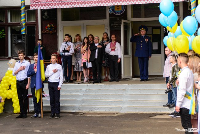 Без пафосу, але з патріотизмом: останній дзвоник у луцькій школі №15. ФОТО