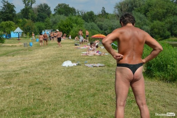 Спека змушує лучан роздягатися і лізти у міські водойми. ФОТО