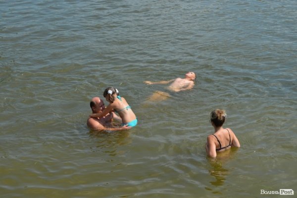 Спека змушує лучан роздягатися і лізти у міські водойми. ФОТО