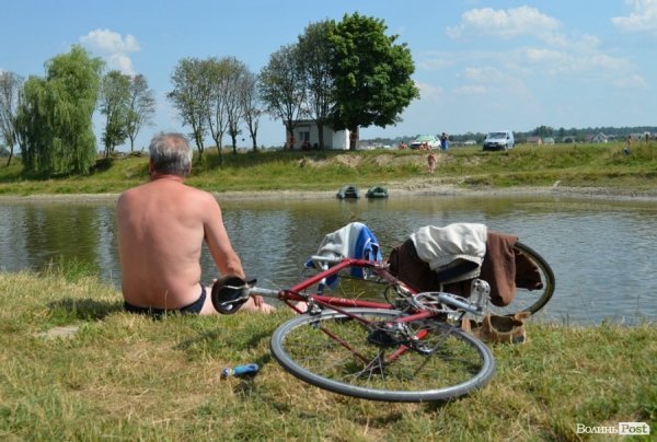 Спека змушує лучан роздягатися і лізти у міські водойми. ФОТО
