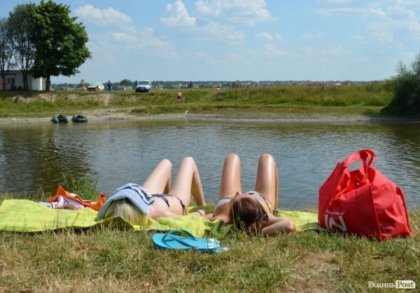 Спека змушує лучан роздягатися і лізти у міські водойми. ФОТО