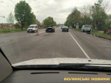 На трасі у Рованцях зіткнулись легковик і бус. ФОТО