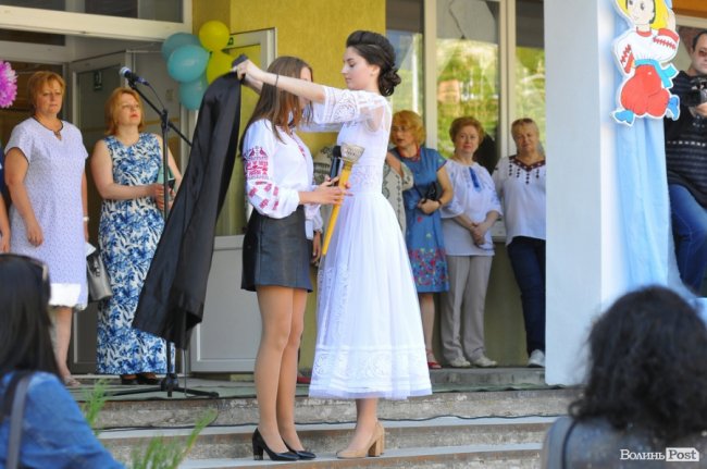 Емоції, квіти, вишиване вбрання: останній дзвоник у луцькій гімназії. ФОТО