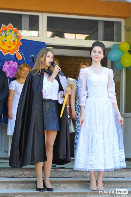 Емоції, квіти, вишиване вбрання: останній дзвоник у луцькій гімназії. ФОТО