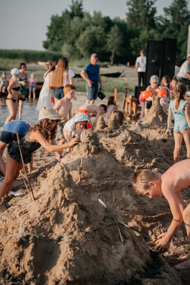 На Світязі змагалися у створенні найвищого та найкреативнішого замку із піску. ФОТО