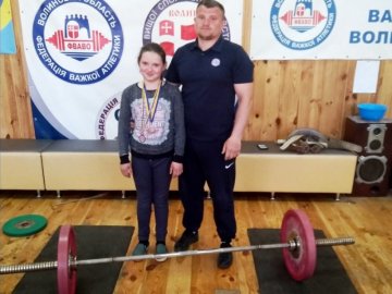 Дівчинка з Волині на змаганнях підкорила вагу, більшу за свою у 1,5 раза