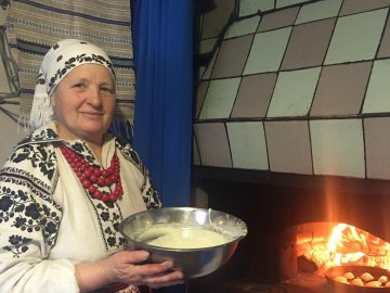У селі на Волині зберегли старовинну традицію випікати млинці у печі