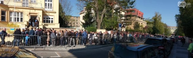 Українці за кордоном, стоячи у чергах до виборчої дільниці, співають гімн України. ВІДЕО