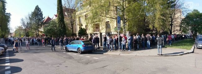 Українці за кордоном, стоячи у чергах до виборчої дільниці, співають гімн України. ВІДЕО