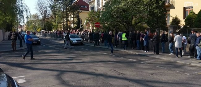 Українці за кордоном, стоячи у чергах до виборчої дільниці, співають гімн України. ВІДЕО