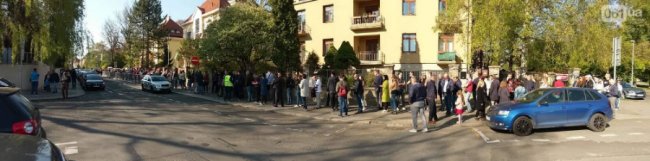 Українці за кордоном, стоячи у чергах до виборчої дільниці, співають гімн України. ВІДЕО