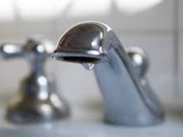 Через порив на трубопроводі частина лучан сидить без гарячої води