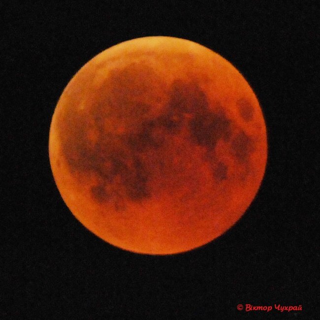 Фотограф показав магічні світлини кривавого місяця над Луцьком