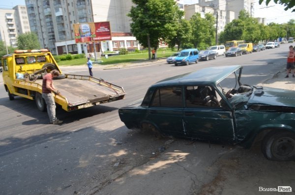 У Луцьку в аварії «знесло» півавто: водій у важкому стані. ФОТО 