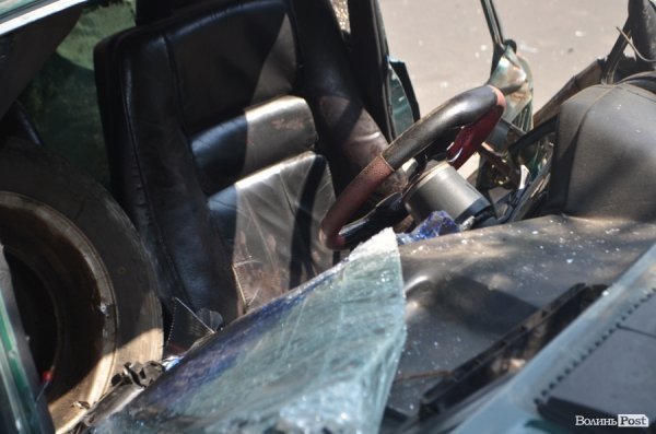 У Луцьку в аварії «знесло» півавто: водій у важкому стані. ФОТО 