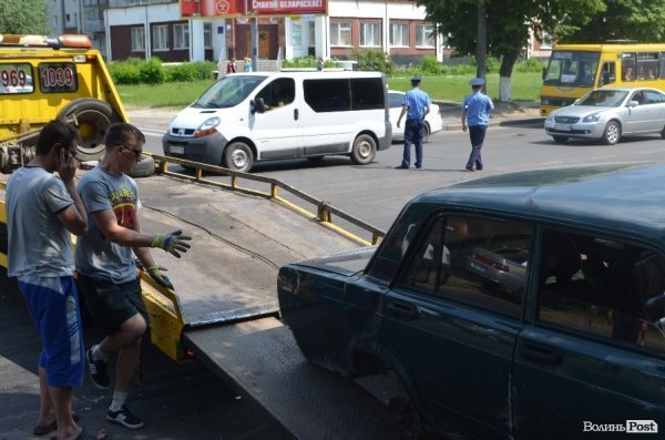 У Луцьку в аварії «знесло» півавто: водій у важкому стані. ФОТО 