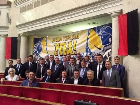 Свободівці прийшли у парламент із червоно-чорним прапором ‒ регіонали вийшли. ФОТО