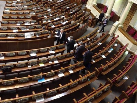 Свободівці прийшли у парламент із червоно-чорним прапором ‒ регіонали вийшли. ФОТО