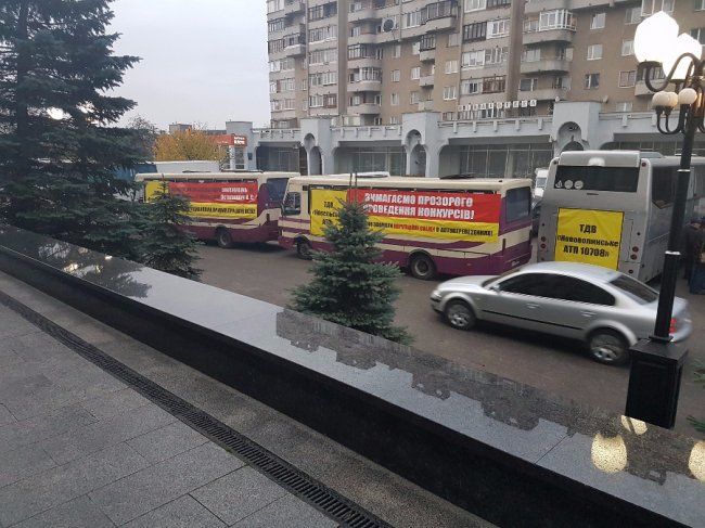 Під Волинською ОДА мітингують перевізники