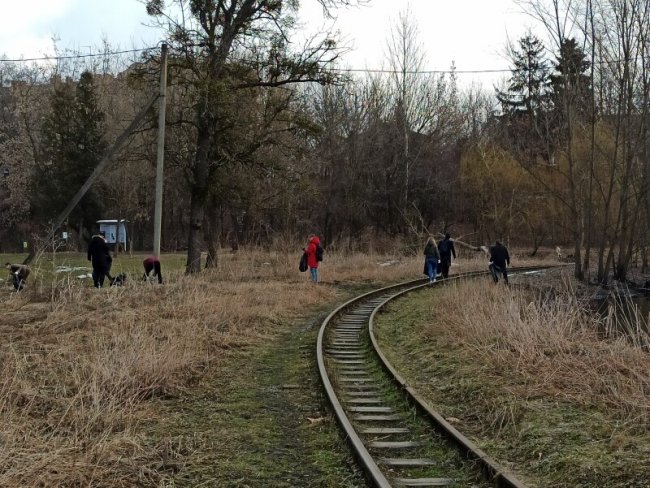 Лучани вийшли на толоку, аби прибрати територію біля Сапалаївки. ФОТО