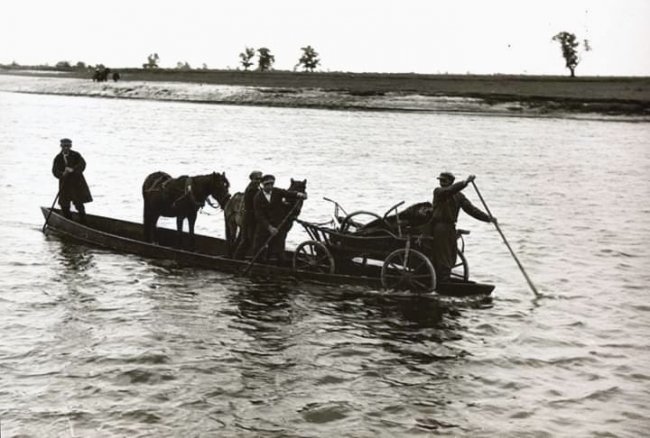 Показали, як у давнину волиняни човнами переправляли вози з кіньми. РЕТРОФОТО