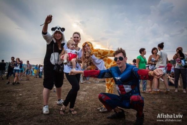 «Мы не хотим воевать. Особенно с вами, друзья», – росіяни на фестивалі «Захід». ФОТО