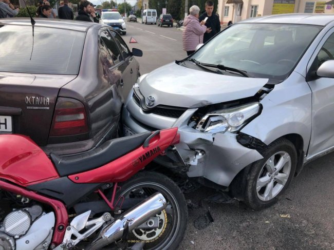 У Нововолинську водійка за кермом Toyota протаранила мотоцикліста. ФОТО
