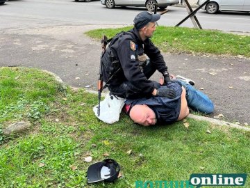 Хотів сигарет: у Луцьку чоловік під час повітряної тривоги розбив вітрину кіоску. ФОТО