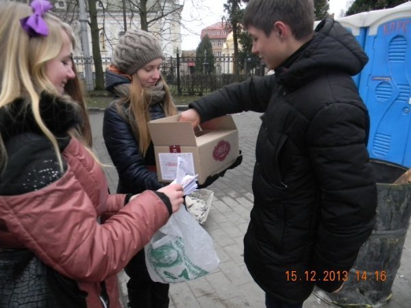 У Луцьку міняли цигарки на цукерки. ФОТО