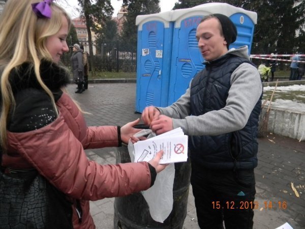 У Луцьку міняли цигарки на цукерки. ФОТО