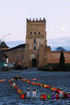 У Луцьку запалили «свічки пам'яті» та молилися за жертв Голодомору
