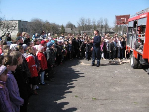 У Луцьку вчили школярів, як викликати пожежних. ФОТО. ВІДЕО