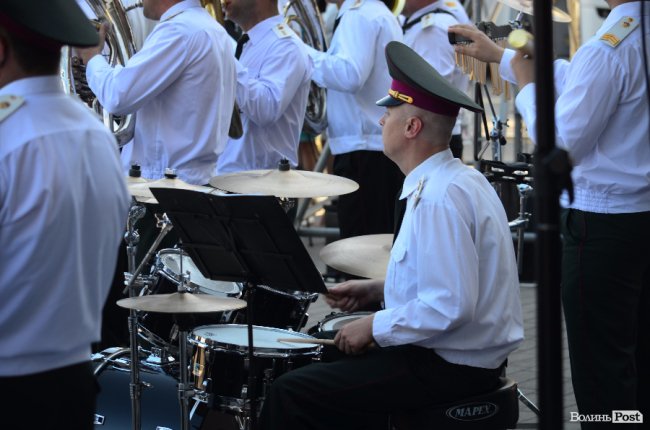 У центрі Луцька грав оркестр Нацгвардії. ФОТО