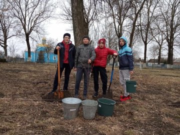 На Волині старшокласники висадили фруктовий сад на шкільному подвір'ї. ФОТО