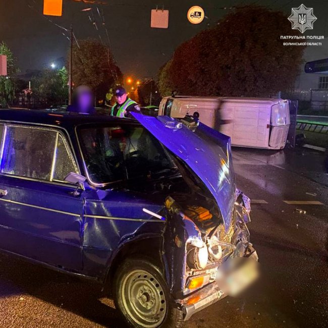 У Луцьку – аварія на перехресті: одна з автівок перекинулася