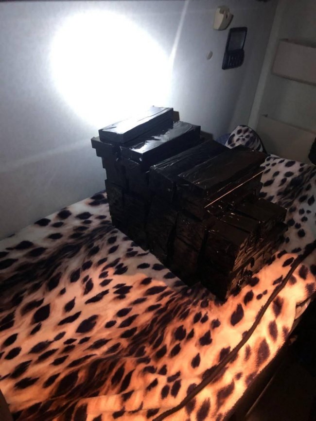 Через волинський кордон хотіли перевезти контрабанду у вантажівках. ФОТО