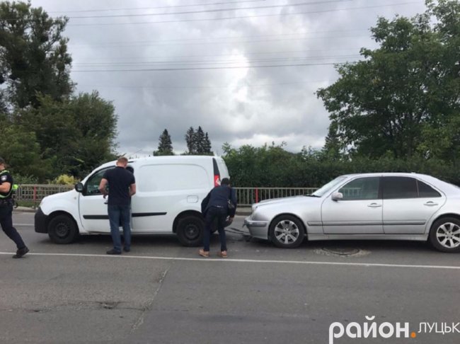 У Луцьку не розминулися фургон та легковик