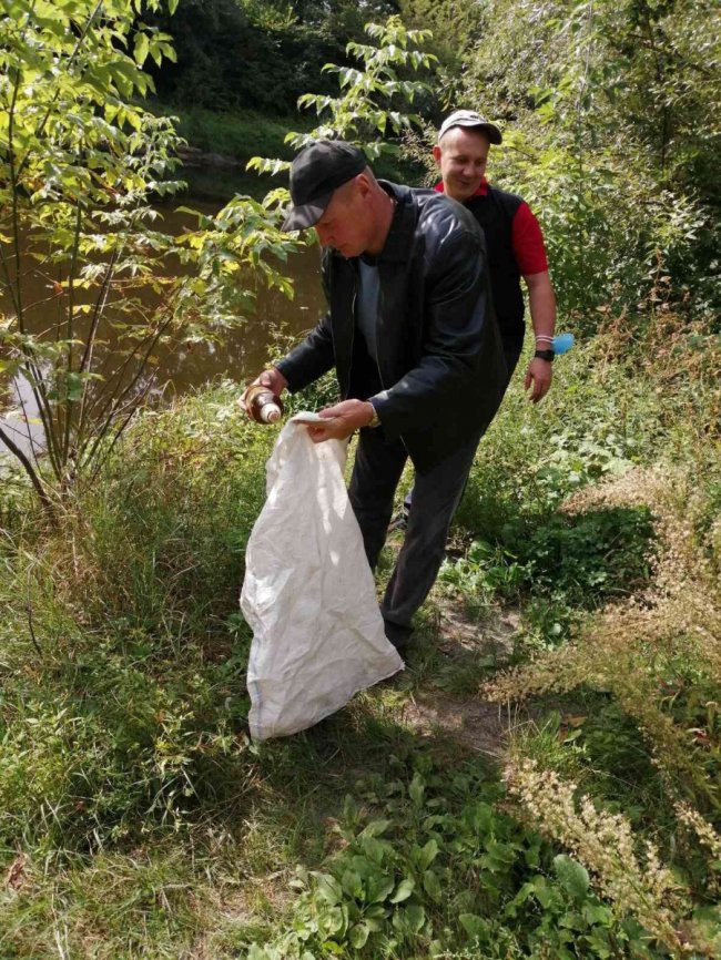Зібрали 50 мішків сміття: небайдужі волиняни розчистили берег річки. ФОТО 