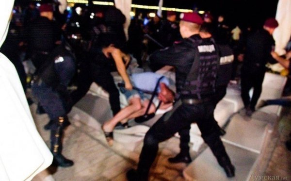 В Одесі міліція кийками розігнала протест проти концерту Лорак. ФОТО