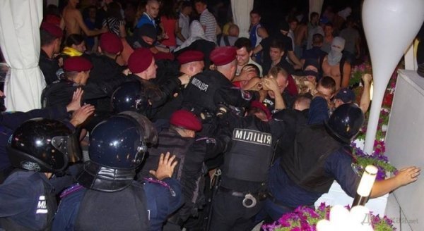 В Одесі міліція кийками розігнала протест проти концерту Лорак. ФОТО