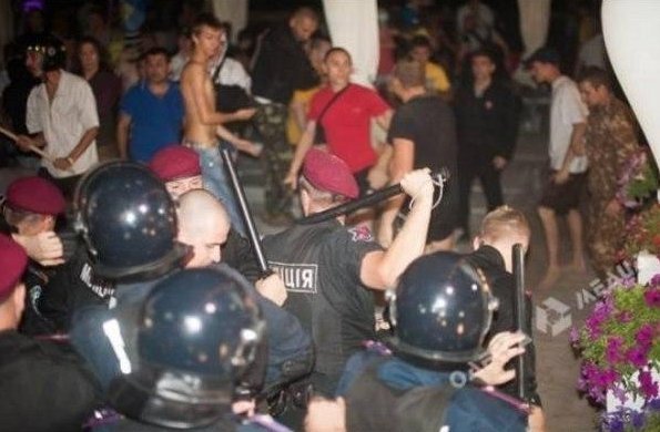 В Одесі міліція кийками розігнала протест проти концерту Лорак. ФОТО