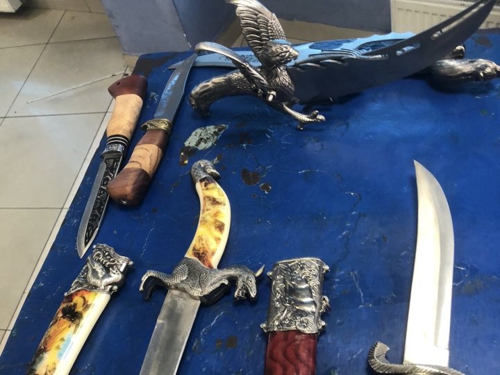 Через «Ягодин» іноземець намагався провезти холодну зброю, ікони Богоматері та медалі із нацистською символікою