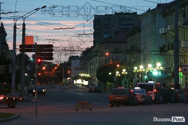 Ранкові таксисти на самотньому проспекті