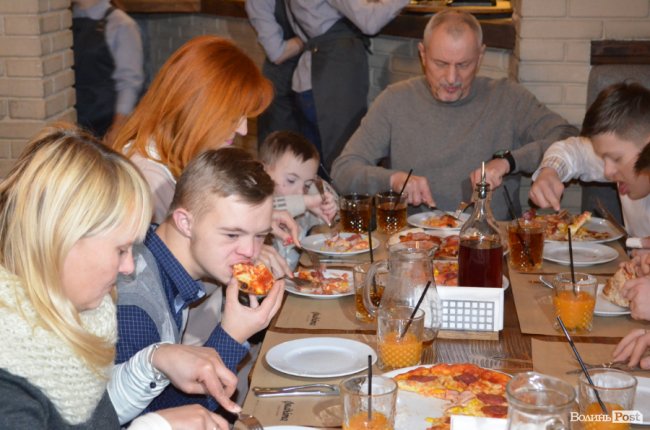 Як Савченко з особливими дітками піцу робив. ФОТО