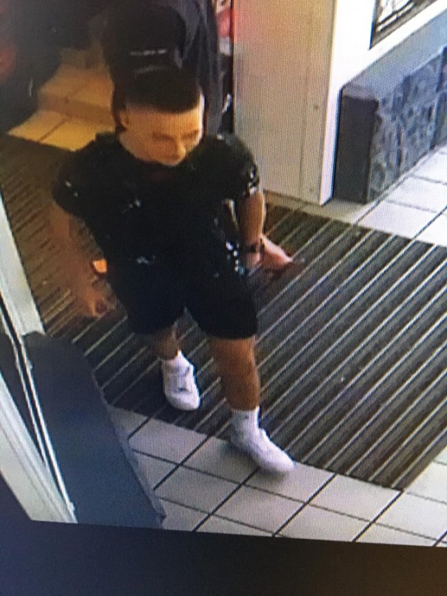 У Луцьку підлітки винесли з магазину телефон. ФОТО