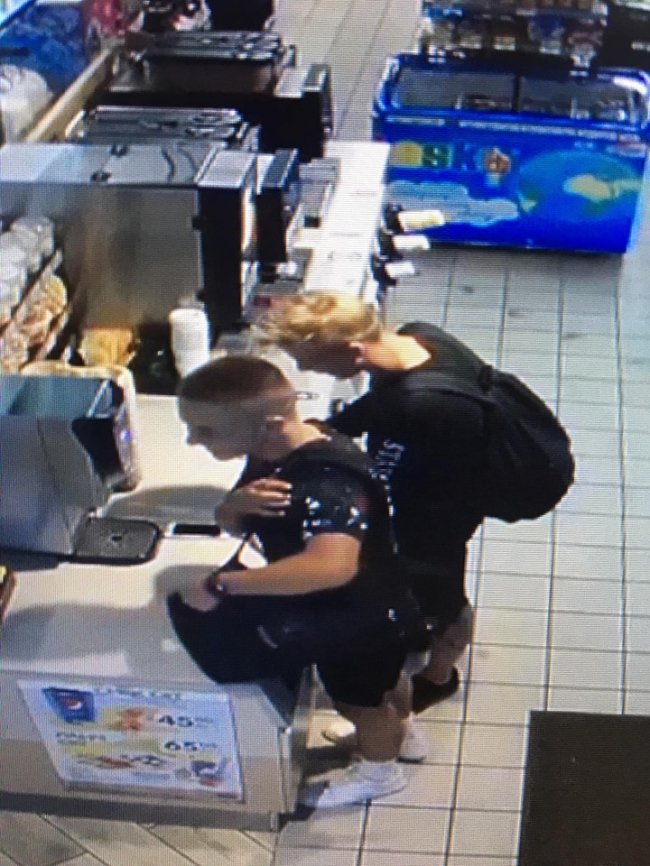 У Луцьку підлітки винесли з магазину телефон. ФОТО