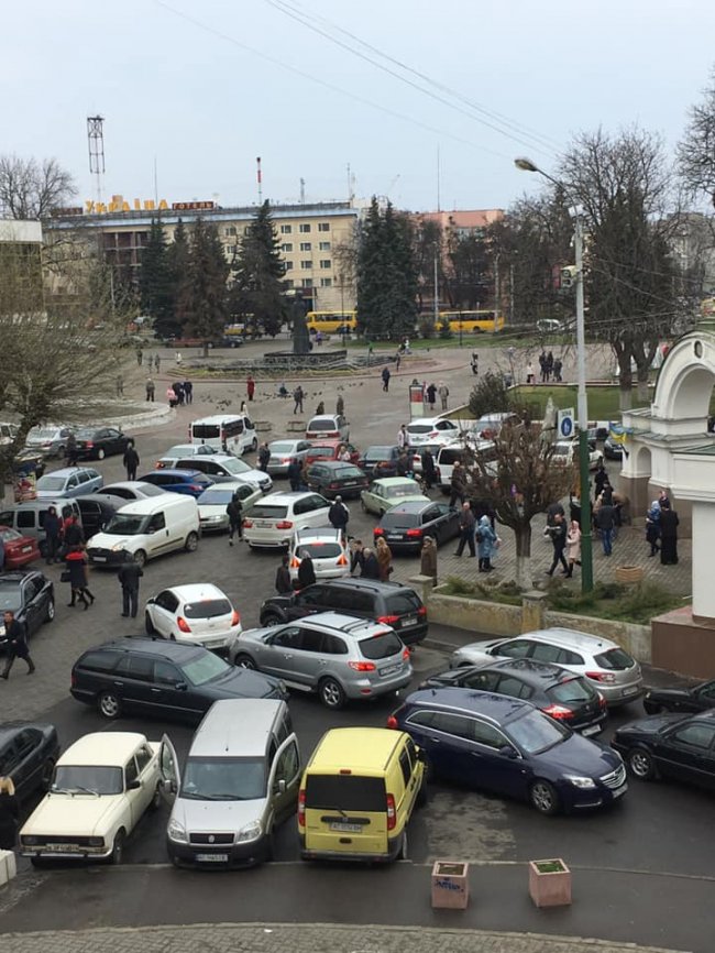 Автобезлад: у центрі Луцька – стихійна парковка біля собору. ФОТО