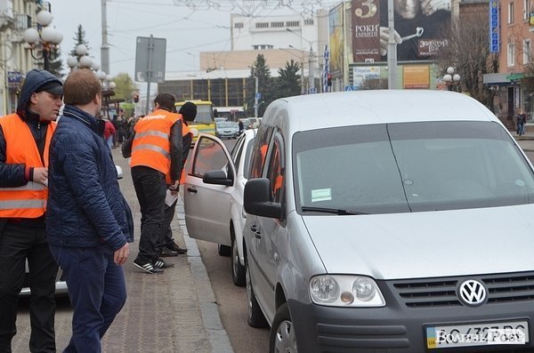 У Луцьку «Автомайдан» вчив водіїв паркуватися. ФОТО