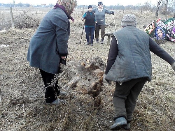На Волині прибирають кладовища до Пасхи. ФОТО
